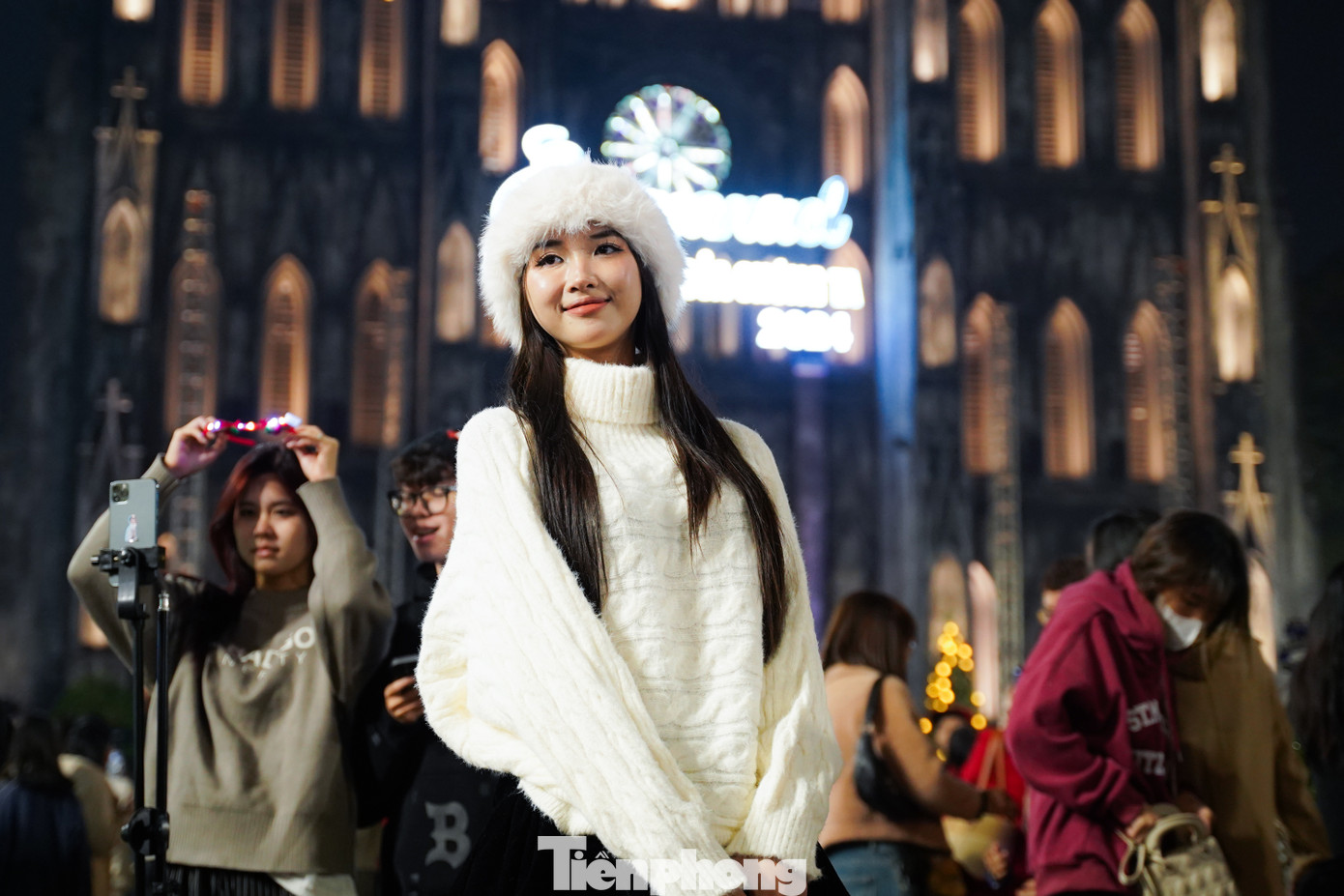 "Đây là lần đầu mình đi chơi đêm ở Hà Nội, mình thấy không khí Noel ở các Nhà thờ ở Thủ đô rất lung linh và ấm áp", Ngọc Linh (Tứ Kỳ, Hải Dương) chia sẻ.