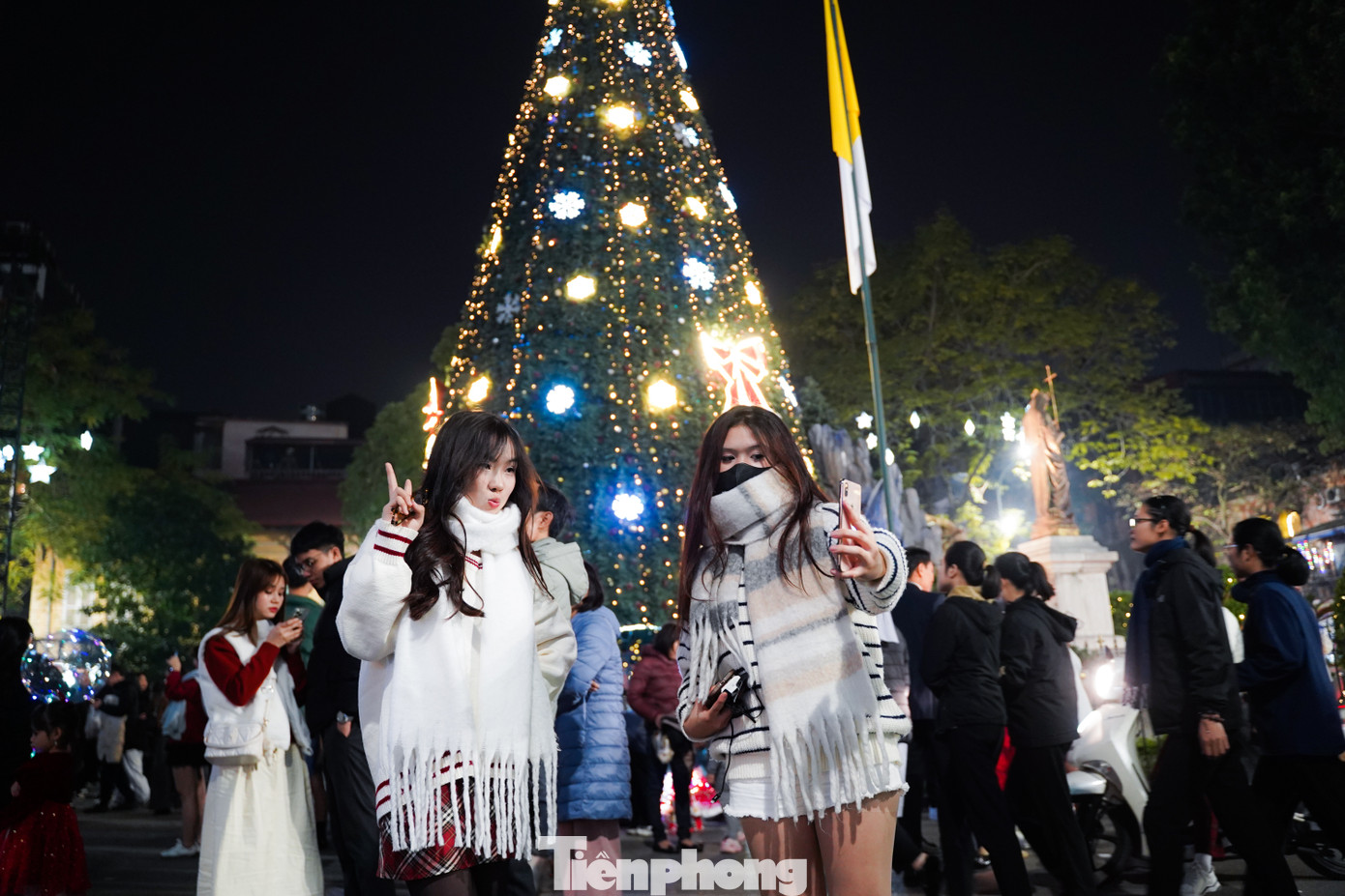 Những ngày này về đêm, nhiệt độ tại Hà Nội chỉ 10 - 13 độ, nhưng cũng không ngăn được niềm vui của các bạn trẻ khi được "lên đồ", xuống phố và hoà mình vào dòng người chào đón Giáng sinh sớm