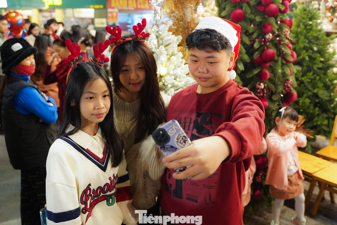 "Mình và các bạn đã mua phụ kiện Noel trên phố Hàng Mã để chụp ảnh và tận hưởng vào bầu không khí lễ hội", bạn Đức Trí cho hay.
