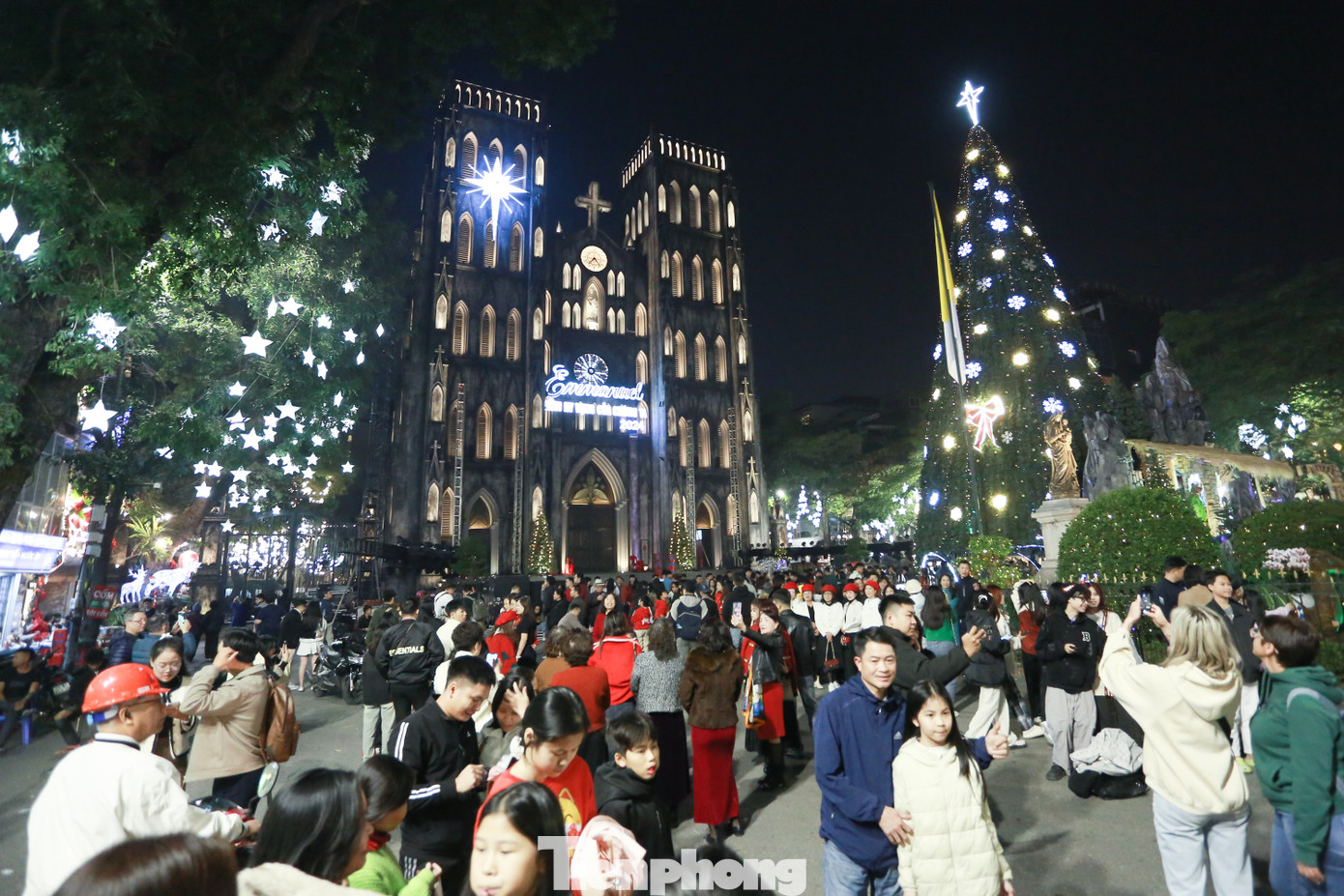 Tối 22/12, đông đảo người dân và du khách đã đổ về khu vực Nhà thờ Lớn để vui chơi và chụp ảnh check-in Noel sớm.