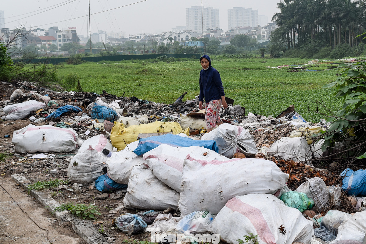 Để đi sang vườn rau bà Nguyễn Thị Tuyền (Sống gần Đại lộ Thăng Long) phải đi qua đống rác hàng ngày. "Thật sự rất bức xúc, đủ loại rác thải, bao năm qua vẫn thế. Cứ hễ trời mưa là mùi hôi thối bốc lên nồng nặc.", bà Tuyền tâm sự.
