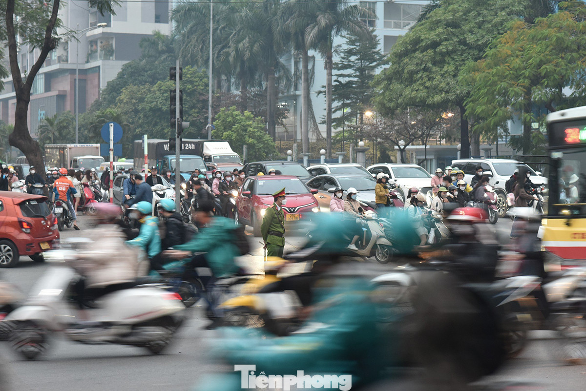 Lượng phương tiện tham gia giao thông cuối ngày đi làm cuối năm tăng đột biến.