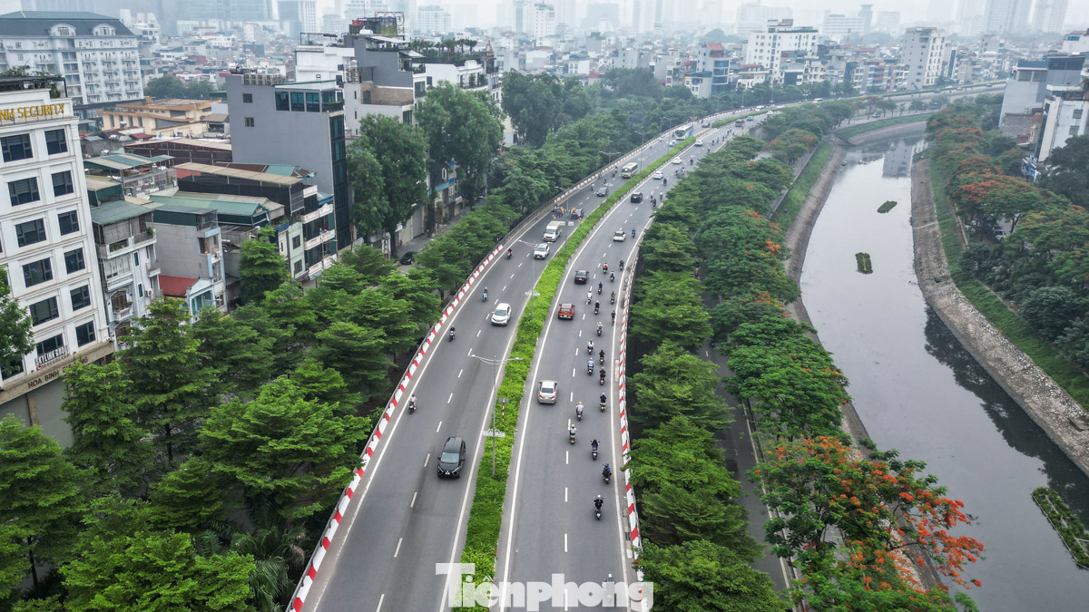 Đường Vành đai 2 trên cao ở Hà Nội là tuyến giao thông đường bộ nội đô khép kín có tổng chiều dài là 43,6 km, chạy qua địa bàn các quận Long Biên, Hai Bà Trưng, Hoàng Mai, Thanh Xuân, Đống Đa, Ba Đình, Cầu Giấy, Tây Hồ và huyện Đông Anh.