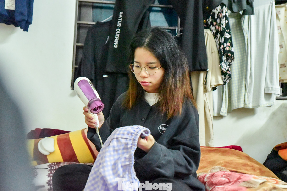 Mưa tầm tã nhiều ngày, nhiều bạn trẻ phải dùng máy sấy tóc làm khô quần áo, phơi đồ luôn trong nhà.