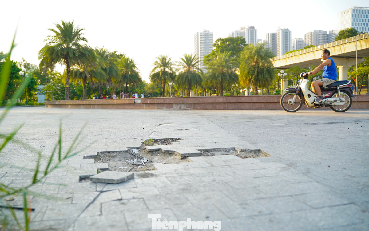 Người dân thường tập thể dục tại đây cho biết, một trong những nguyên nhân dẫn đến tình trạng hư hỏng gạch lát nền ở nhiều khu vực là do công viên vẫn cho phép người dân đi xe máy vào thoải mái.