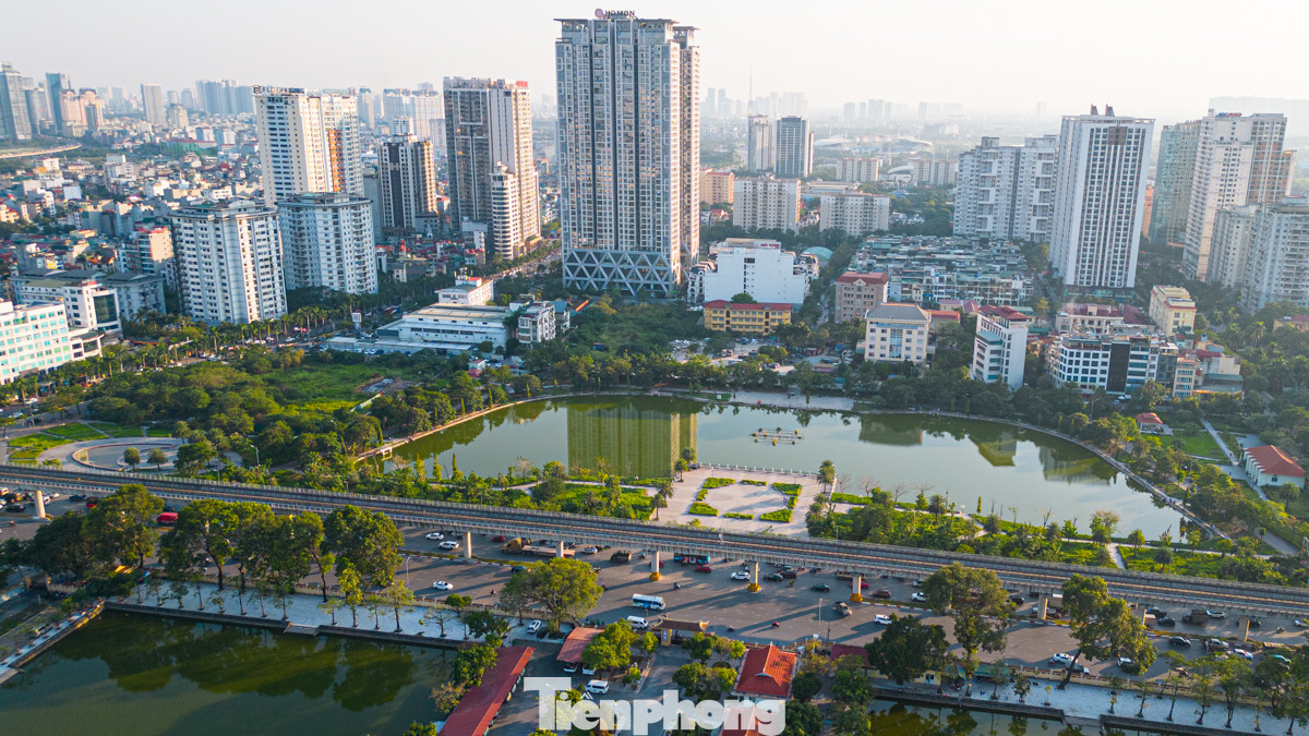 Công viên hồ điều hòa Mai Dịch (quận Nam Từ Liêm và Cầu Giấy, Hà Nội), rộng hơn 15ha, từng được kỳ vọng là "lá phổi xanh" của khu vực. Tuy nhiên, đến hiện tại, nhiều hạng mục đã xuống cấp trầm trọng.