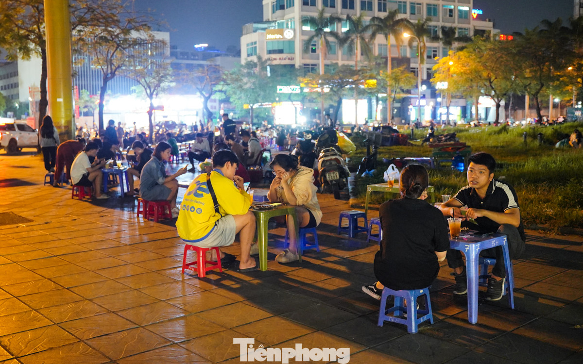 Về đêm, xung quanh công viên hồ điều hòa Mai Dịch trở nên nhếch nhác bởi cảnh bàn ghế và chiếu bày khắp nơi của các cửa hàng kinh doanh.
