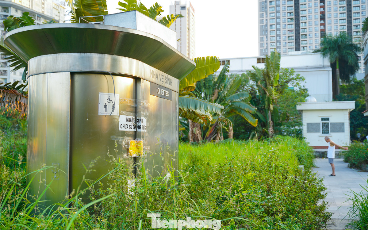 Không chỉ mặt lát xuống cấp, khu vực nhà vệ sinh trong công viên cũng bị bỏ hoang và dán giấy thông báo "nhà vệ sinh chưa sử dụng được".