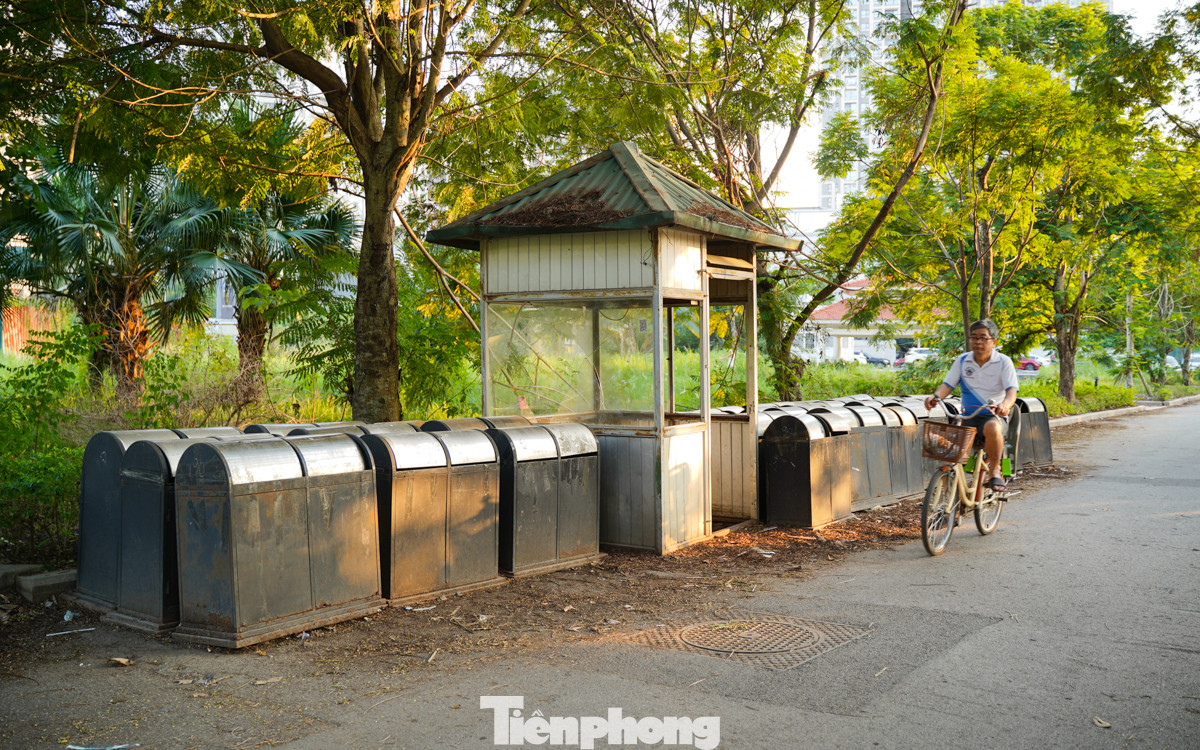 Nhiều thùng rác được xếp vào một chỗ, bỏ không trong khuôn viên của công viên