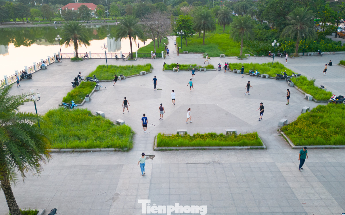 Trao đổi với PV báo Tiền Phong, đại diện Ban Quản lý dự án đầu tư xây dựng công trình dân dụng và công nghiệp thành phố Hà Nội cho biết, tình trạng nhiều hạng mục bị hư hỏng và xuống cấp là do dự án đang trong quá trình bàn giao cho quận để tiếp nhận quản lý. Các khu vực cây đổ do bão, thiết bị điện hư... đơn vị sẽ nỗ lực khắc phục trong thời gian tới đây.