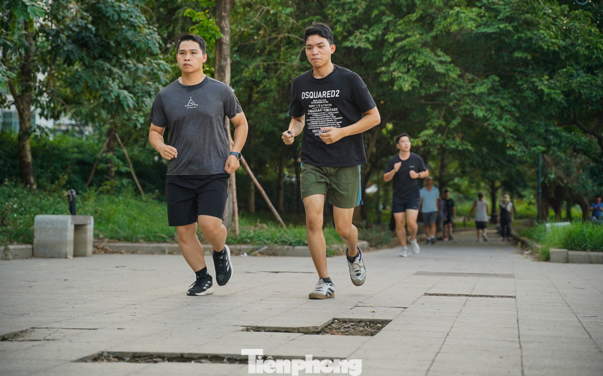 Lần đầu đến công viên hồ điều hòa Mai Dịch để chạy bộ, anh Nguyễn Văn Tuấn (quận Cầu Giấy, Hà Nội) cho biết, anh thấy nhiều đoạn gạch trong công viên hư hỏng tạo thành những chỗ lõm không an toàn cho người dân. "Tôi thấy có người không để ý đã bị té ngã, mong tình trạng này sớm được khắc phục," anh Tuấn bày tỏ.