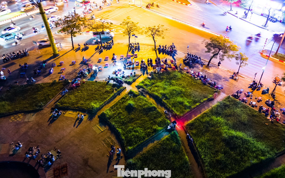 Về đêm, xung quanh công viên hồ điều hòa Mai Dịch trở nên nhếch nhác bởi cảnh bàn ghế và chiếu bày khắp nơi của các cửa hàng kinh doanh.