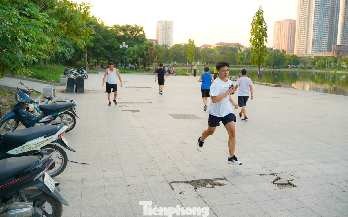 Theo ghi nhận PV ngày 1/11, không chỉ đường đi quanh khu công viên xuống cấp mà các khu vực, hạng mục khác cũng bị hư hỏng nặng nề gây mất mỹ quan.