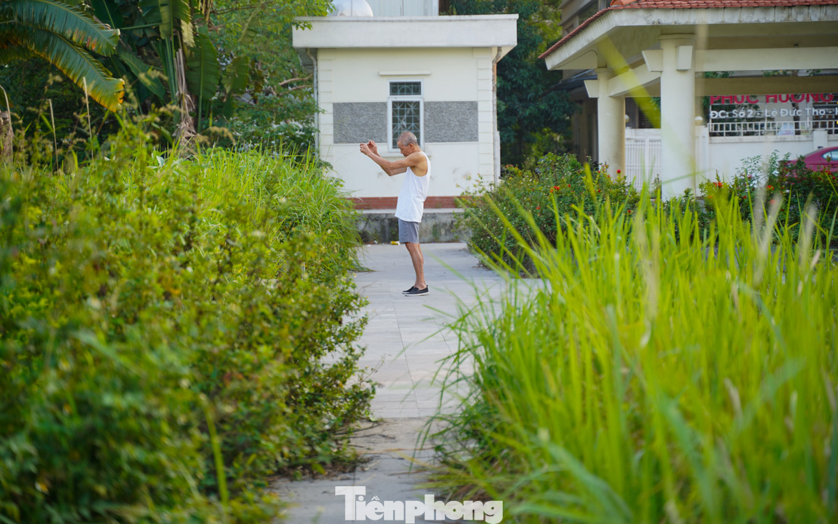 Hàng ngày đều đến công viên hồ điều hoà Mai Dịch tập thể dục, ông Trương Văn Anh (71 tuổi, Hà Nội) chia sẻ: "Tôi thấy cỏ không được cắt tỉa, nhiều khu vực đã xuống cấp khiến người dân tham quan, dạo mát hay tập thể dục đều không thoải mái".