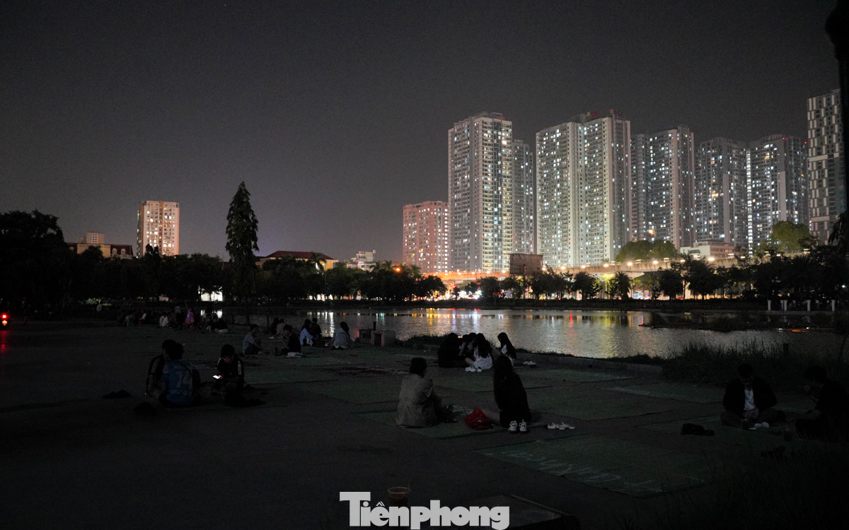 Buổi tối, khu vực trong công viên 'đen kịt', không 1 bóng đèn chiếu sáng.