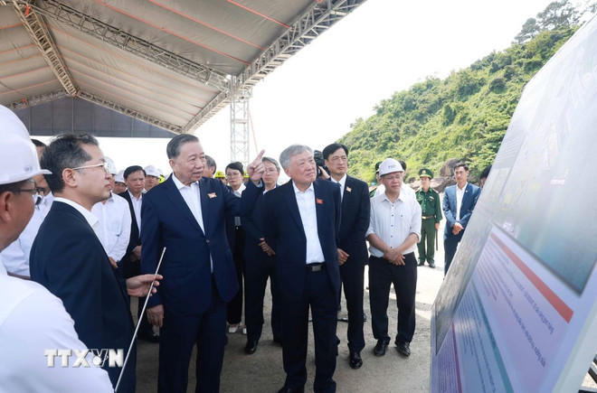 Tổng Bí thư Tô Lâm thăm dự án đầu tư, xây dựng Bến cảng Liên Chiểu - phần cơ sở hạ tầng dùng chung. Ảnh: Thống Nhất/TTXVN.