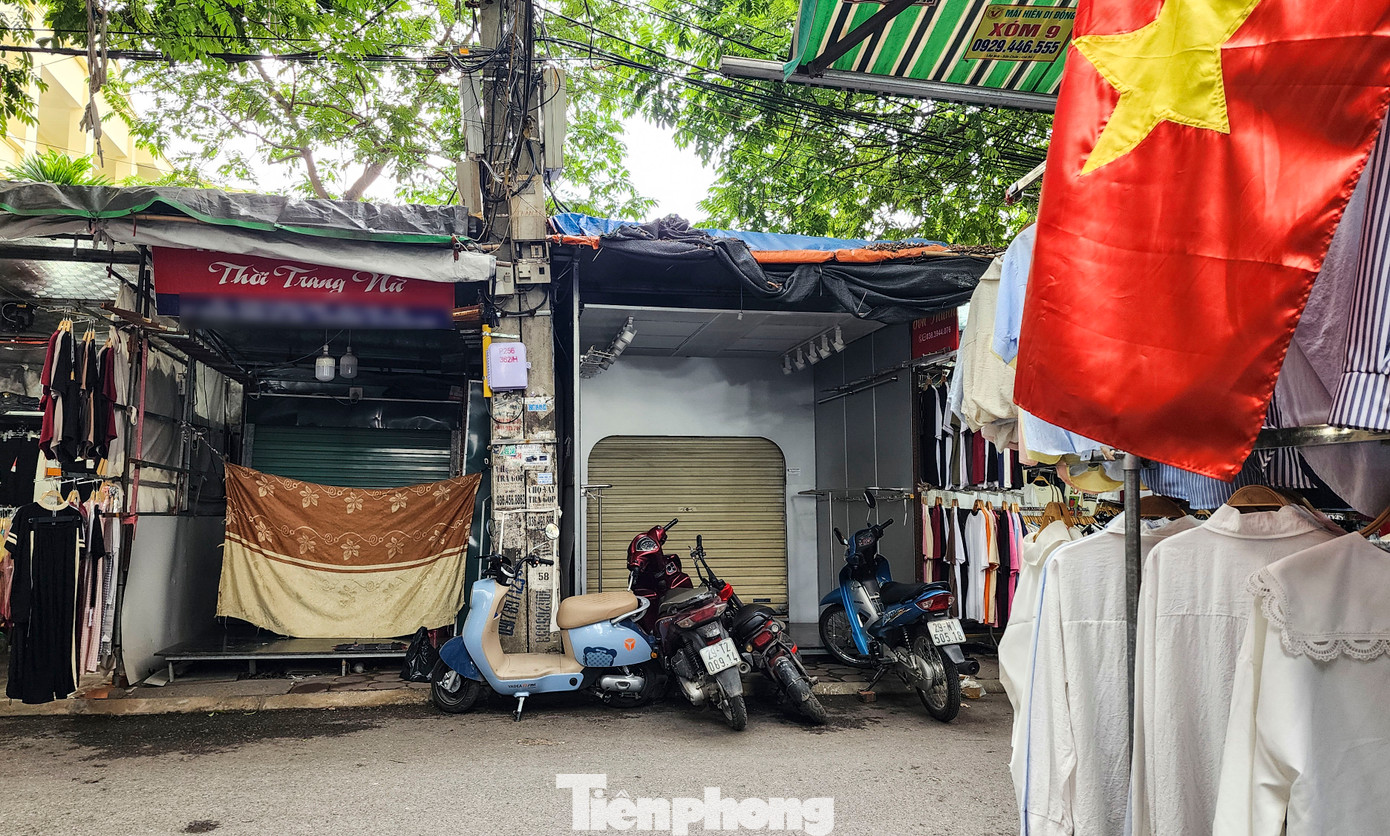 Liên hệ theo số điện thoại ghi trên biển hiệu, chị T. (chủ một cửa hàng thời trang nữ tại chợ Ninh Hiệp) cho biết, cửa hàng tạm ngừng kinh doanh và chưa xác định thời điểm mở cửa trở lại. Liên hệ theo số điện thoại ghi trên biển hiệu, chị T. (chủ một cửa hàng thời trang nữ tại chợ Ninh Hiệp) cho biết, cửa hàng tạm ngừng kinh doanh và chưa xác định thời điểm mở cửa trở lại.