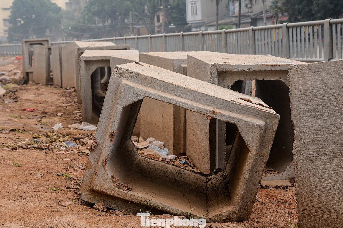 Vật liệu xây dựng tập kết ngổn ngang bên đường. Vật liệu xây dựng tập kết ngổn ngang bên đường.