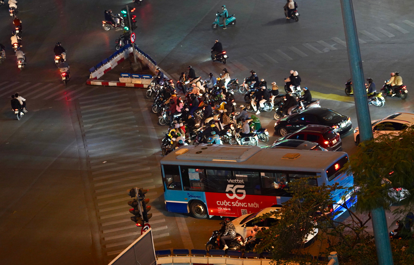 Quan sát tối 12/1 cho thấy, hầu hết người dân điều khiển xe máy và ô tô đều dừng đèn đỏ đúng lúc, ngay ngắn trước vạch.