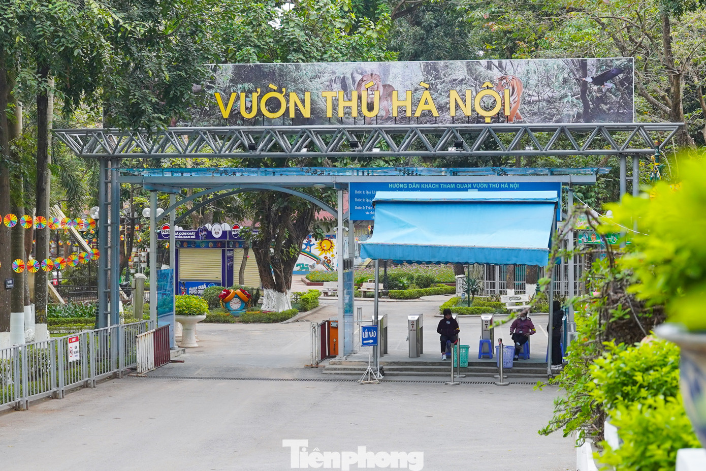 Mặc dù vào ngày cuối tuần, nhưng 10 giờ sáng, vườn thú Hà Nội không một bóng người.