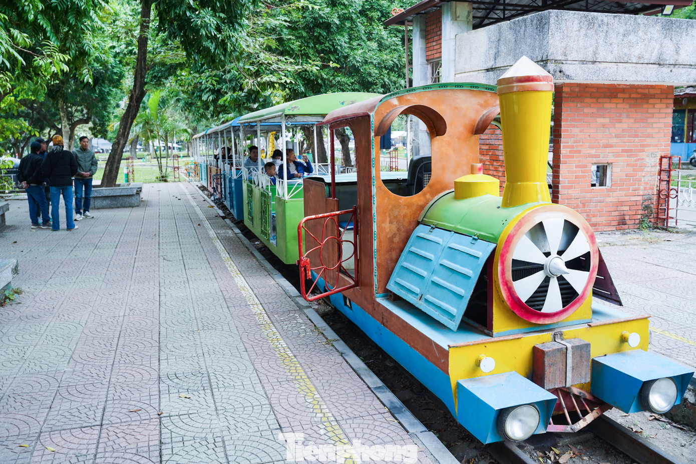 "Trước khi ra khỏi nhà vợ chồng tôi đã mặc đủ ẩm, chuẩn bị khăn và mũ cho bé rồi", anh Nhật Tân (quận Hoàng Mai) cho hay.