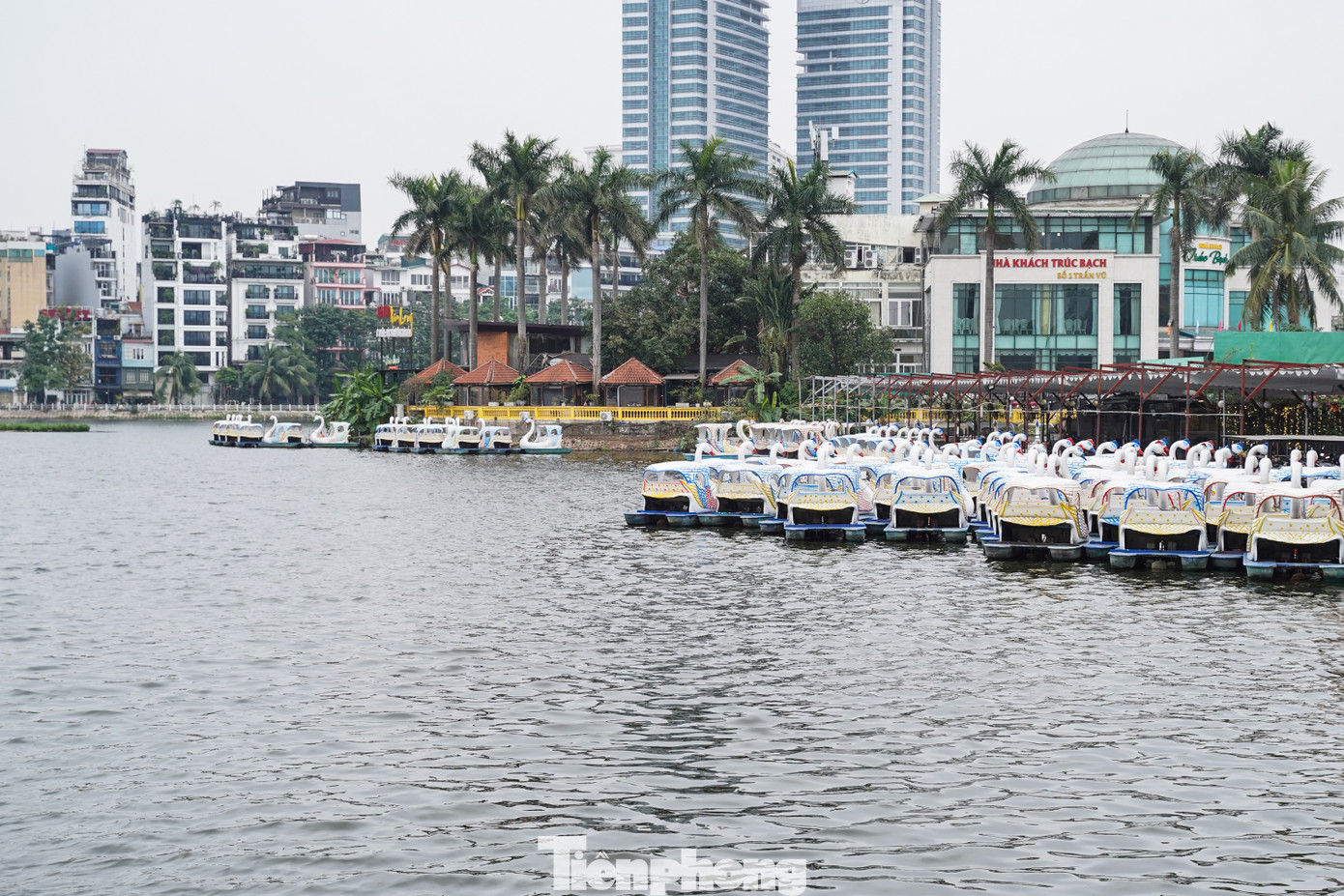 Dịch vụ "đạp vịt" ở hồ Trúc Bạch không mấy lý tưởng trong những ngày trời rét.