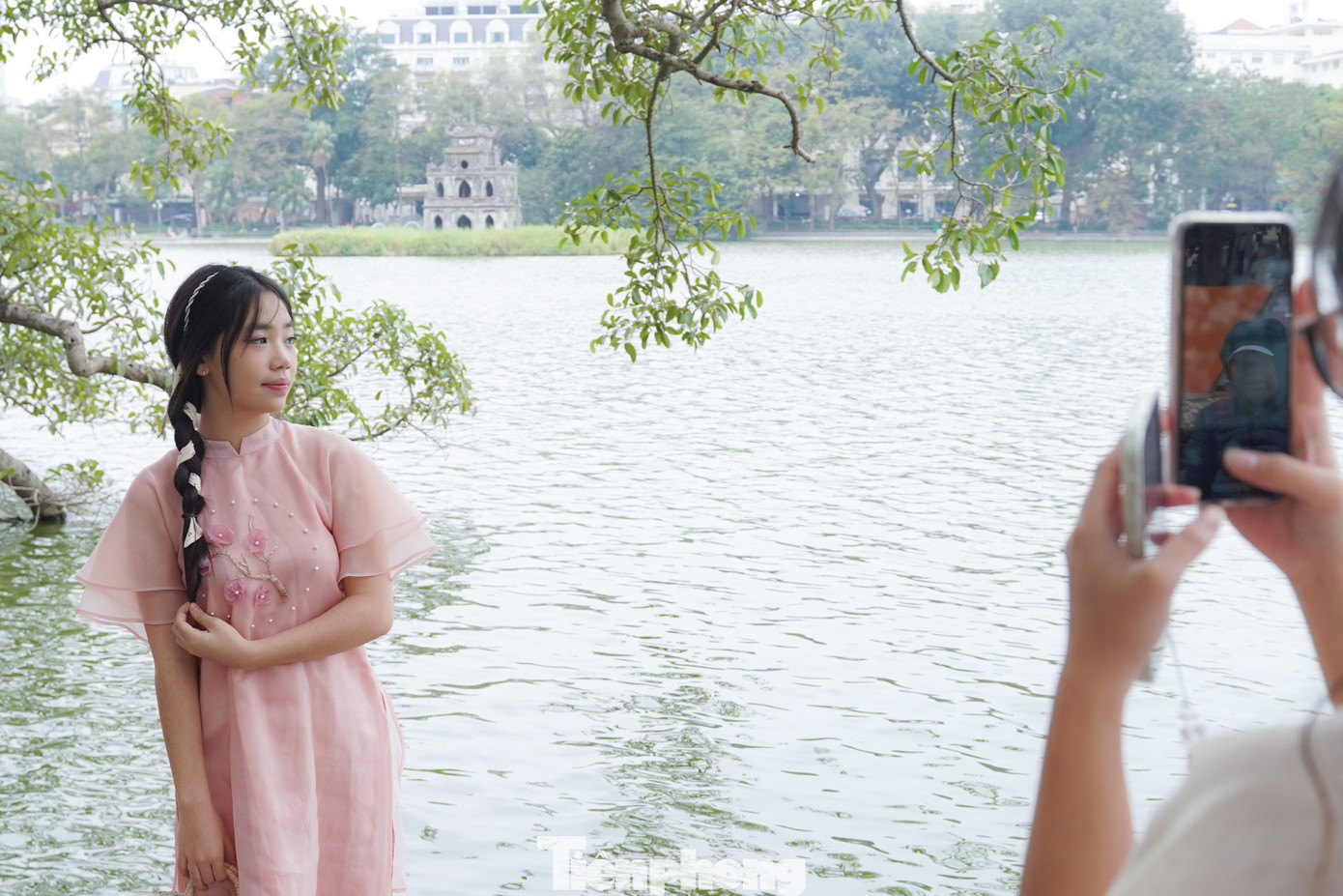 Một số bạn trẻ tranh thủ ngày nghỉ cuối tuần lên Hồ Gươm chụp ảnh trước cho dịp Tết. "Mình cố chịu rét để có bức ảnh đẹp, trời lạnh nên cũng vắng vẻ hơn mọi ngày", bạn Trần Thị Hằng (quận Hà Đông) chia sẻ.