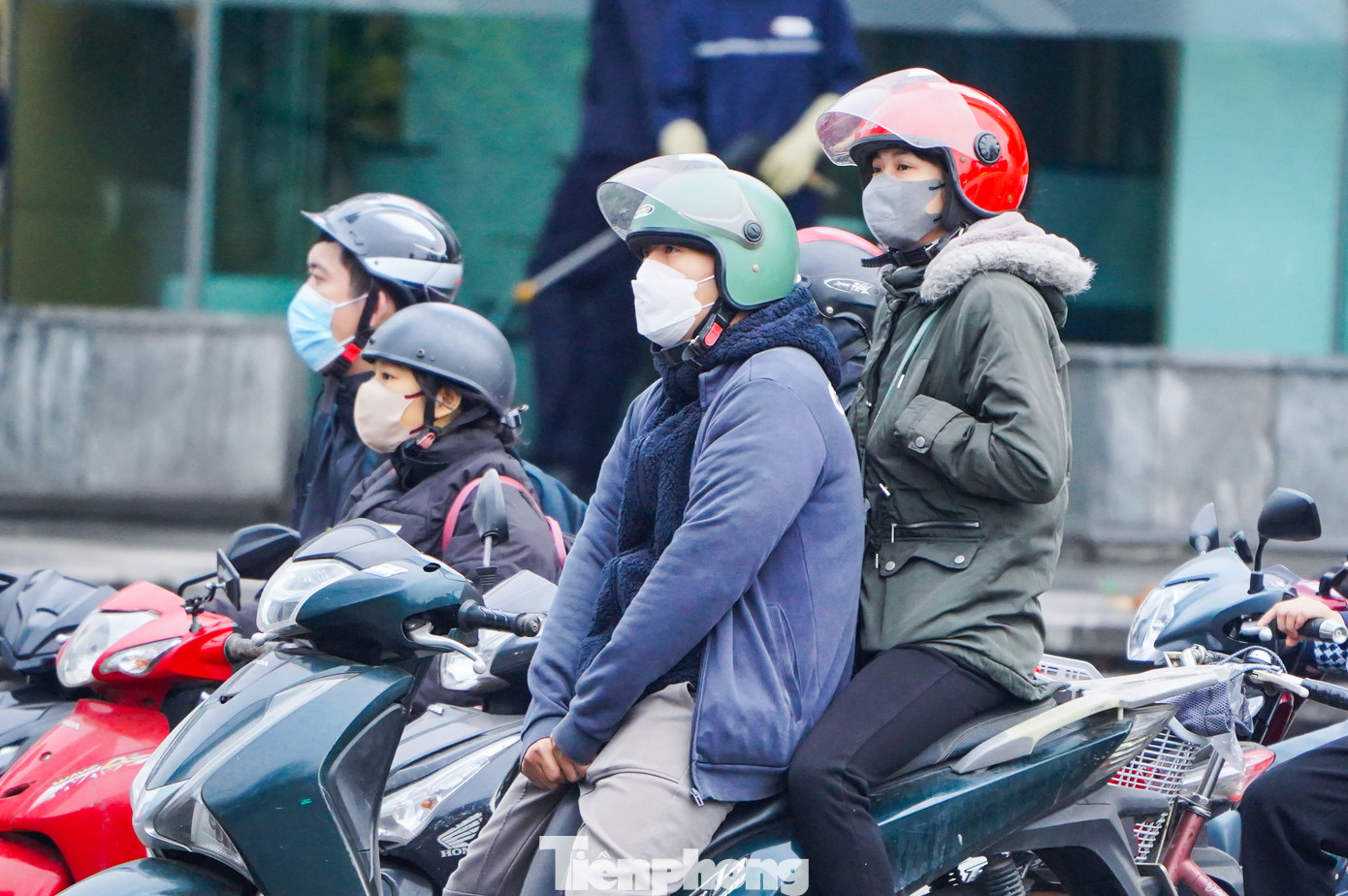 Những người lao động ngoài trời hoặc có việc ra đường đều chuẩn bị rất kỹ áo khoác, khăn, mũ... để giữ ấm cơ thể.