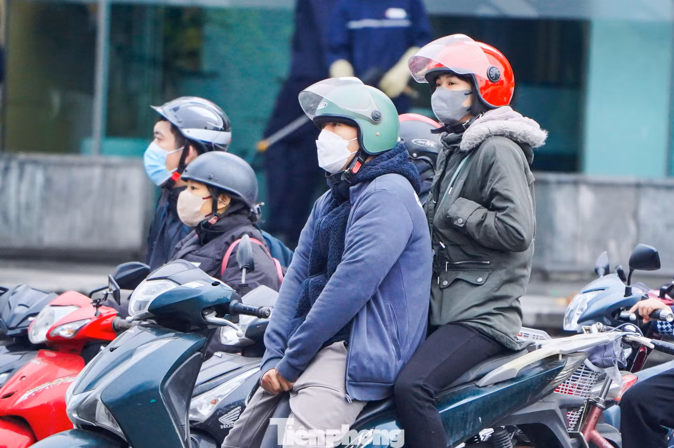 Những người lao động ngoài trời hoặc có việc ra đường đều chuẩn bị rất kỹ áo khoác, khăn, mũ... để giữ ấm cơ thể.