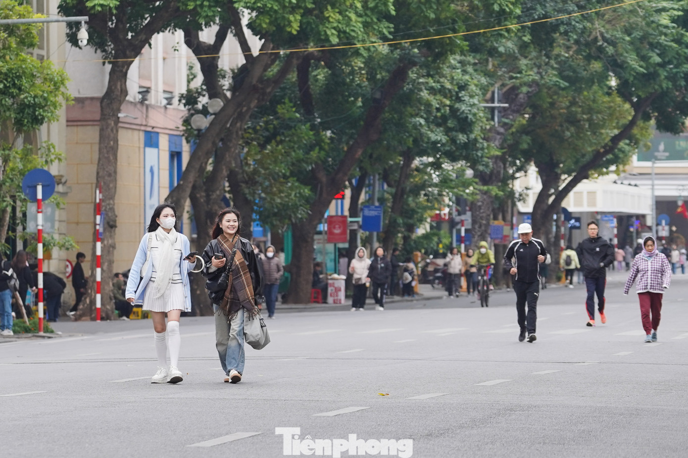 Trên phố đi bộ Hồ Gươm vào lúc 8 giờ sáng, nhiệt độ ngoài trời khoảng 13 độ C. Lác đác có vài người chạy bộ hoặc đi ngắm cảnh trên đường,