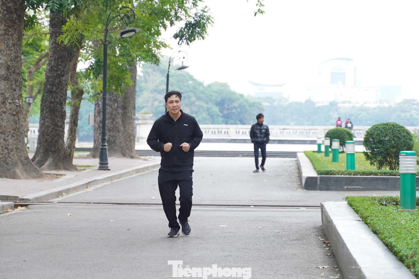 Tại khu vực công viên Thống Nhất (quận Hai Bà Trưng) ngày thường đông đảo người đến tập thể dục nhưng hôm nay khá vắng vẻ.