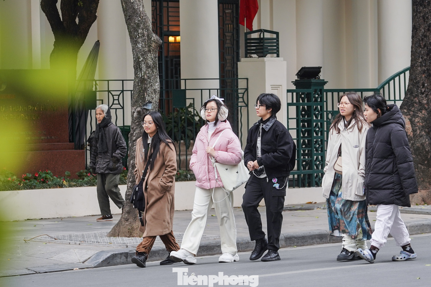 Người dân tản bộ trong những bộ quần áo kín mít.