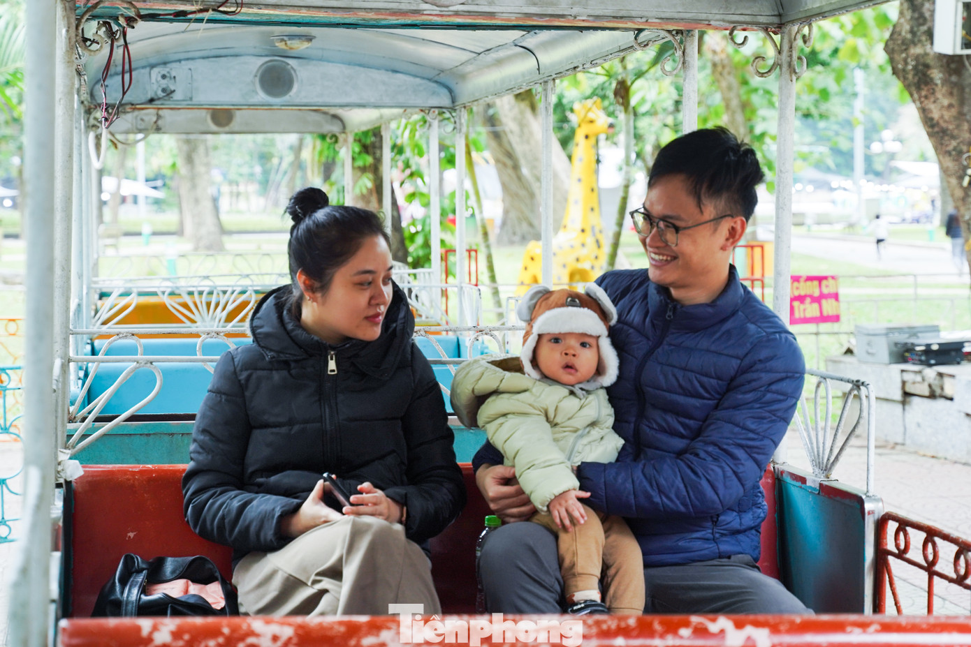 "Trước khi ra khỏi nhà vợ chồng tôi đã mặc đủ ẩm, chuẩn bị khăn và mũ cho bé rồi", anh Nhật Tân (quận Hoàng Mai) cho hay.