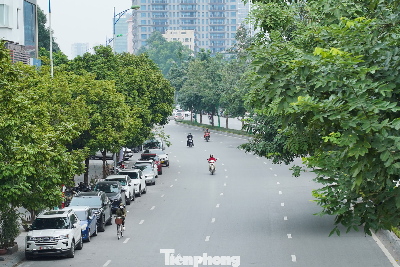 Theo Trung tâm Dự báo Khí tượng Thủy văn Quốc gia, khu vực Hà Nội ngày 14/12 trời rét đậm, nhiệt độ phổ biến 10-14 độ C. Quan sát trong sáng nay, đường phố vắng vẻ, ít người qua lại.