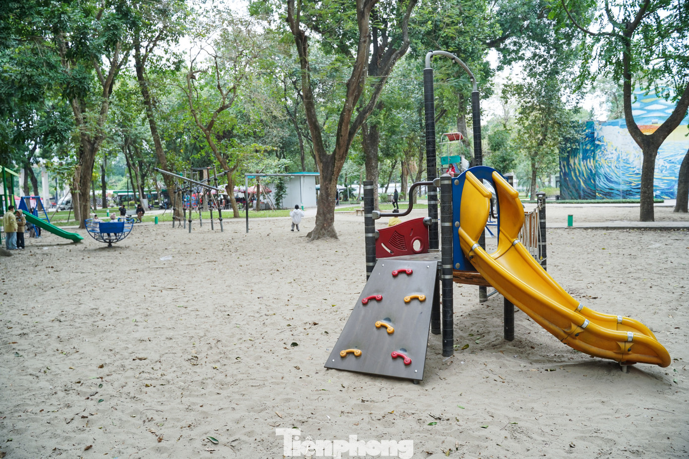 Trời lạnh nên nhiều gia đình hạn chế cho trẻ ra đường.