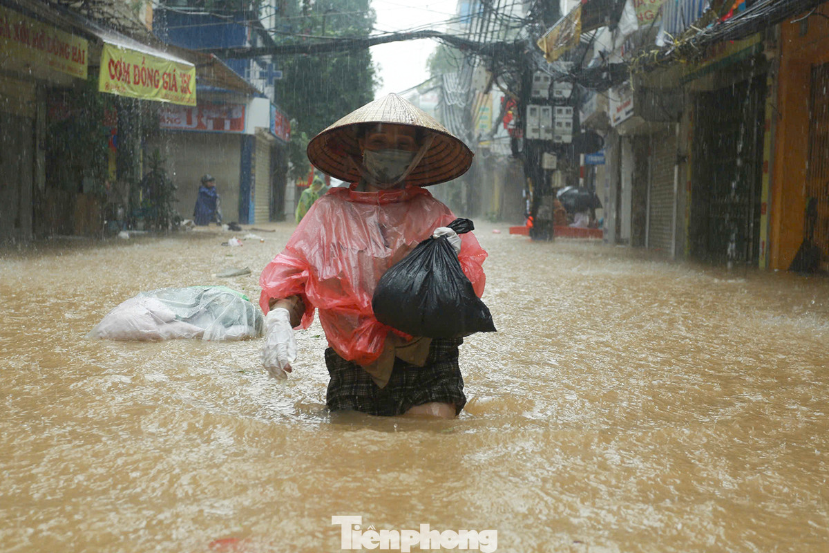 Người dân cho biết, nước lấp xấp mặt đường từ đêm qua, đến sáng đã mênh mông nước.