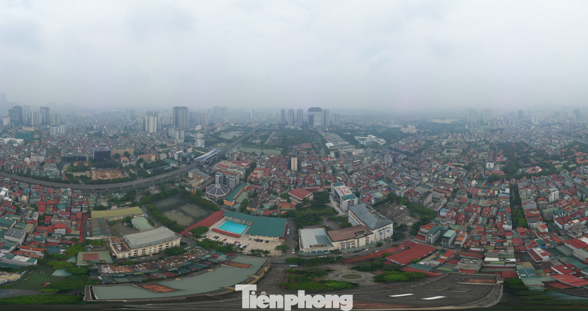 Nhìn từ trên cao cảnh sương mù "bủa vây" Thủ đô trưa 15/6.