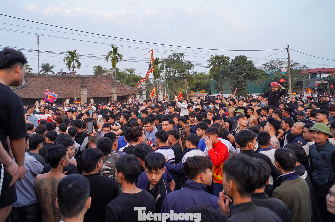 Sau khi kết thúc các nghi lễ, phần quan trọng của lễ hội là màn tranh phết đã diễn ra.