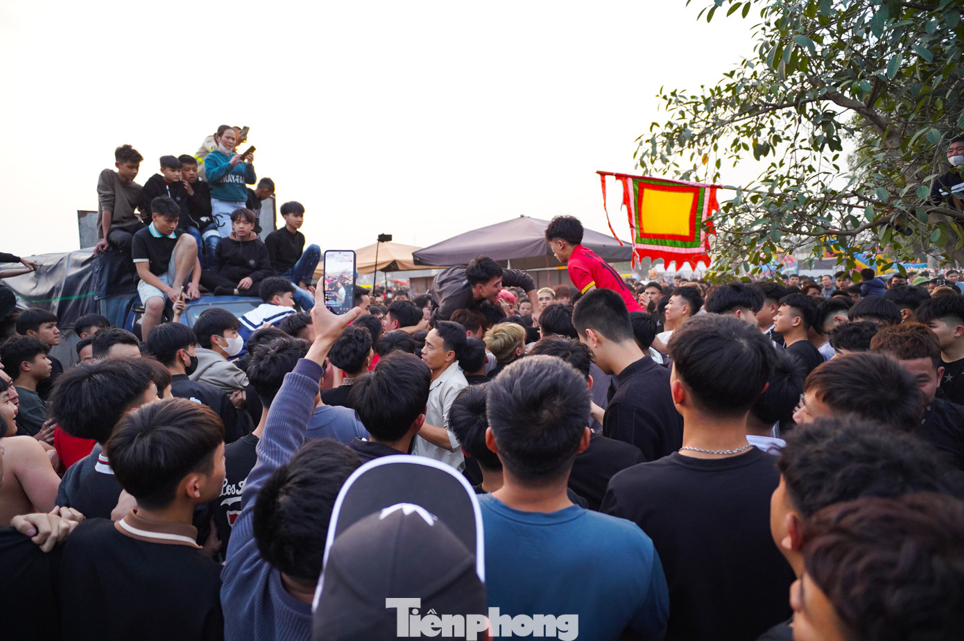 Ông Trần Kim Cường - Trưởng BTC lễ hội cướp phết Bàn Giản cho biết: "Hàng năm, đến ngày 7 tháng Giêng Âm lịch, nhân dân trong làng sẽ mang quả cầu ra sân bãi mở hội để tưởng nhớ đến 4 vị tướng bằng trận đả cầu cướp phết".