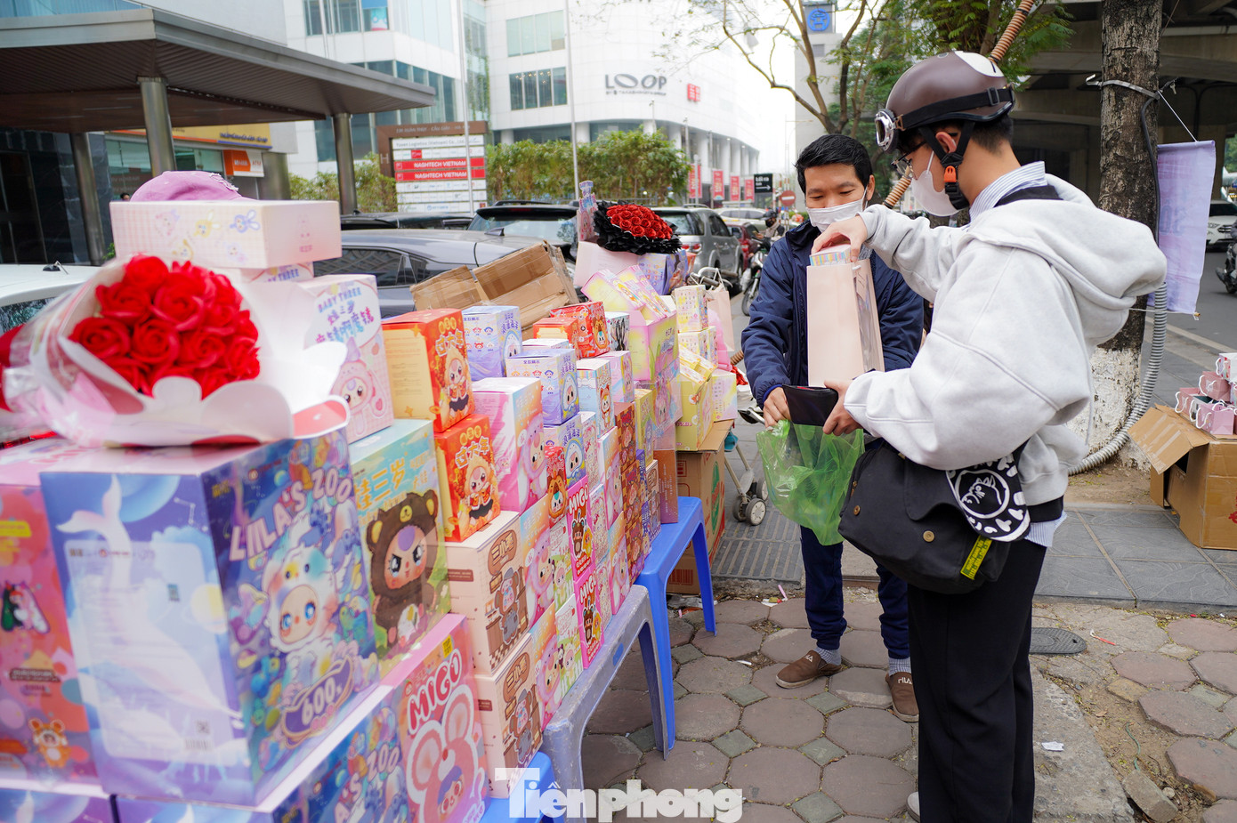 Thị trường quà tặng Valentine 2025 có nhiều xu hướng mới lạ, trong đó, hộp túi mù Baby Three, Labubu trở thành "hot trend" được đông đảo khách hàng săn đón. Với mức giá từ 300.000 đến 500.000 đồng, những món quà bí ẩn này không chỉ tạo sự bất ngờ mà còn mang đến trải nghiệm thú vị cho người nhận.