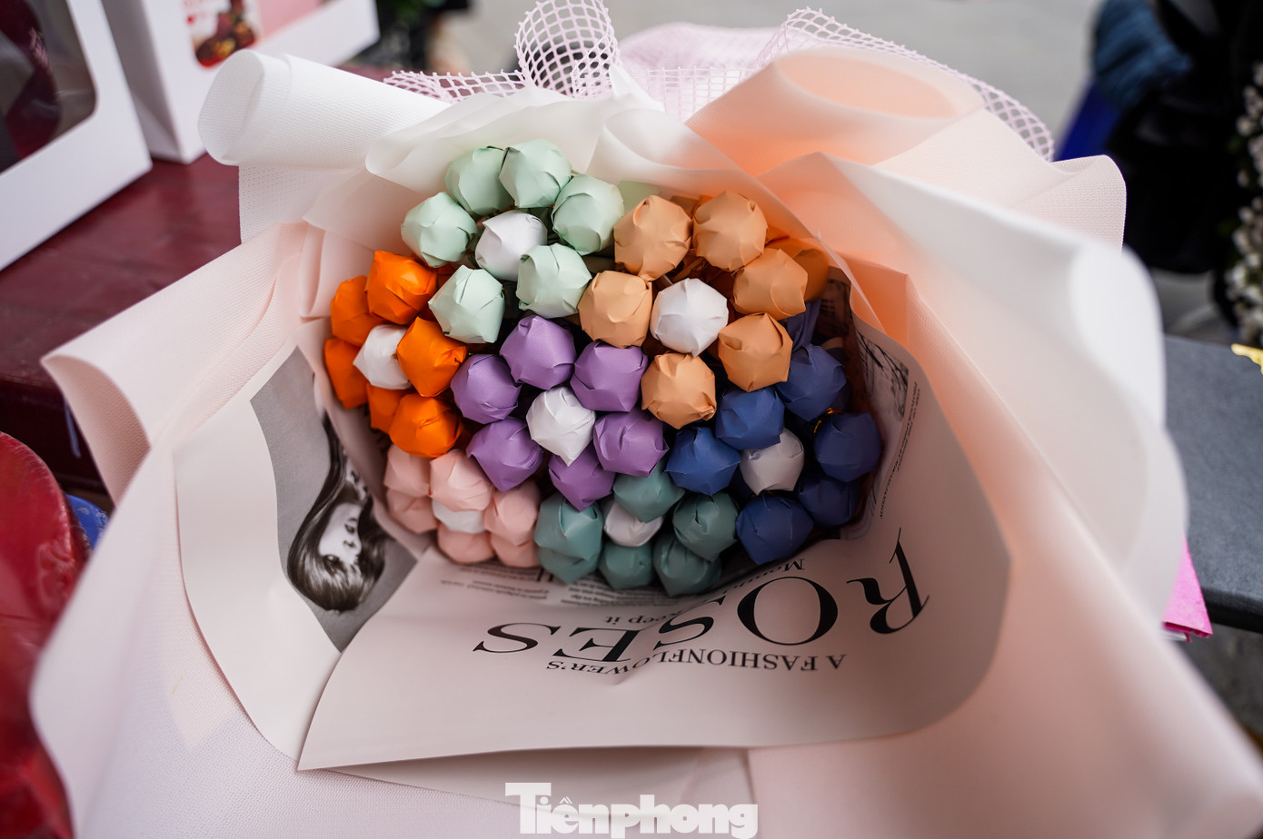 Năm nay xuất hiện những bó hoa làm từ kẹo mút, giá từ 100.000 đến 300.000 đồng/bó.