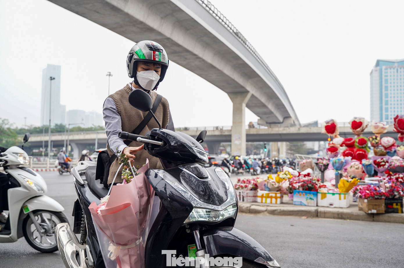 Từ sáng sớm, nhiều chàng trai đã tranh thủ đến các cửa hàng để mua hoa đẹp tặng bạn gái, người yêu.