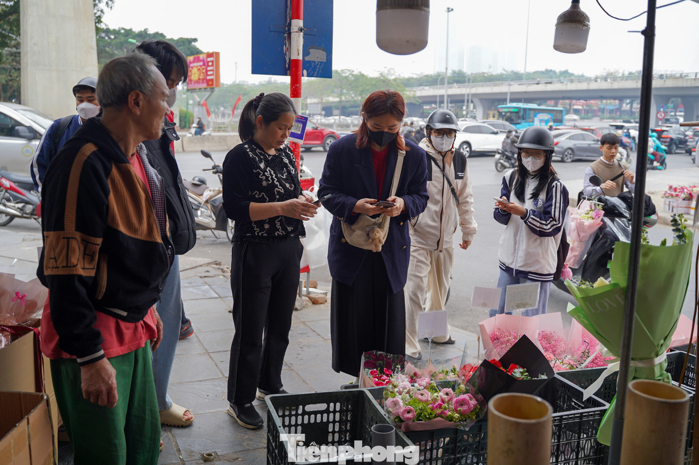 Từ sáng sớm, nhiều chàng trai đã tranh thủ đến các cửa hàng để mua hoa đẹp tặng bạn gái, người yêu.