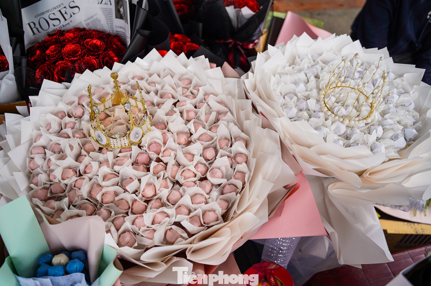 Năm nay xuất hiện những bó hoa làm từ kẹo mút, giá từ 100.000 đến 300.000 đồng/bó.