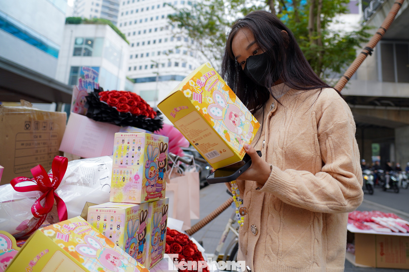 Bạn Nguyễn Anh Thư (quận Ba Đình) tự mua cho mình một hộp túi mù trong sáng 14/2, "mình chưa có người yêu nên phải tự tặng quà, yêu thương bản thân cũng là điều rất quan trọng".