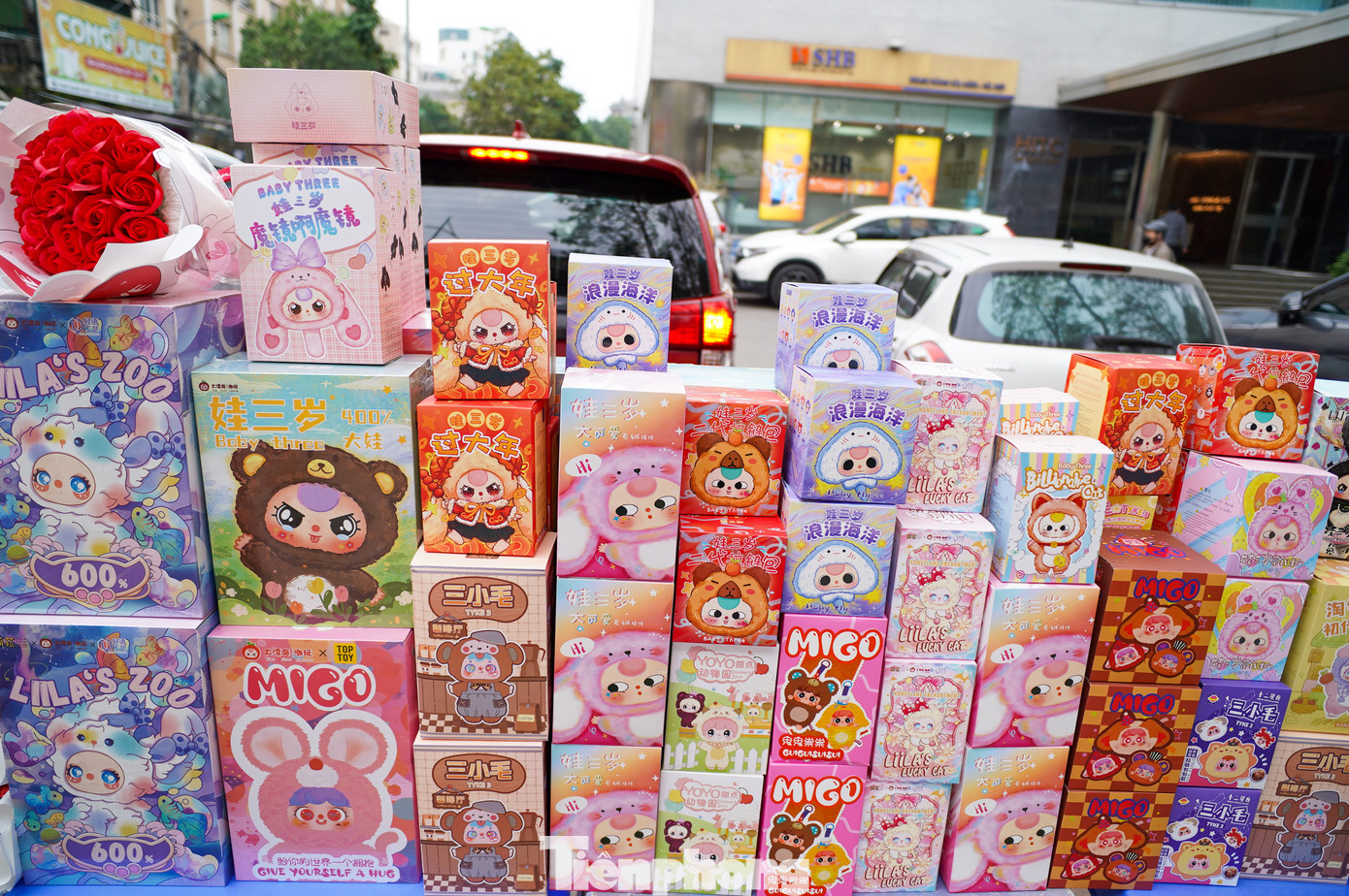 Thị trường quà tặng Valentine 2025 có nhiều xu hướng mới lạ, trong đó, hộp túi mù Baby Three, Labubu trở thành "hot trend" được đông đảo khách hàng săn đón. Với mức giá từ 300.000 đến 500.000 đồng, những món quà bí ẩn này không chỉ tạo sự bất ngờ mà còn mang đến trải nghiệm thú vị cho người nhận.