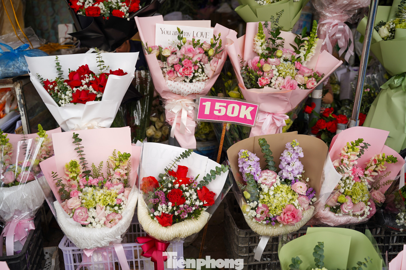 Từ sáng sớm, nhiều chàng trai đã tranh thủ đến các cửa hàng để mua hoa đẹp tặng bạn gái, người yêu.
