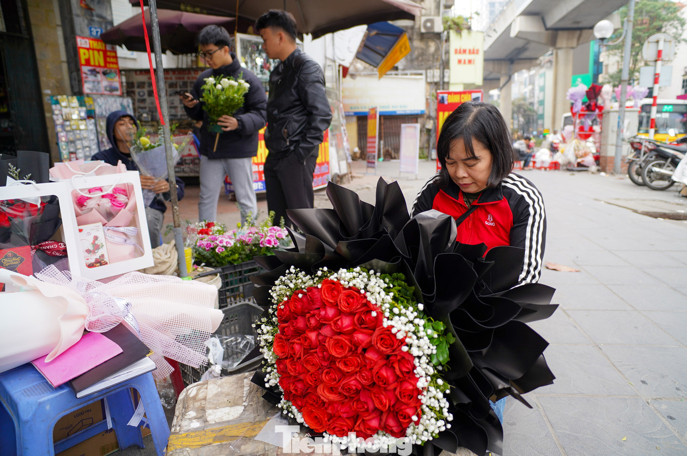 Cô Hà (chủ tiệm hoa ở Cầu Giấy) cho biết: "Dịp này, mọi người thường có xu hướng chọn những món quà độc đáo hơn. Để phục vụ thị trường lễ tình nhân năm nay, ngoài những bó hoa đẹp, cửa hàng tôi còn chuẩn bị đầy đủ các loại socola, thiệp và túi quà xinh xắn."