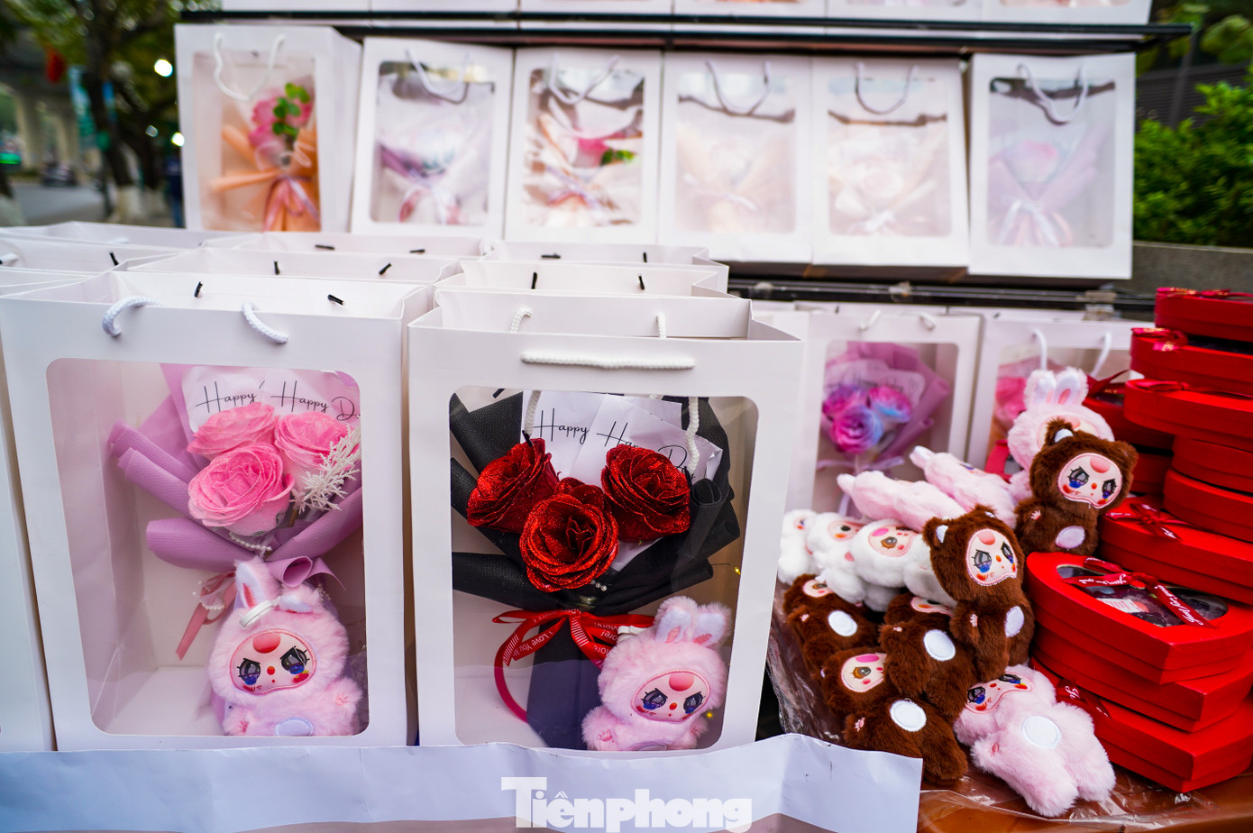 Thị trường quà tặng Valentine 2025 có nhiều xu hướng mới lạ, trong đó, hộp túi mù Baby Three, Labubu trở thành "hot trend" được đông đảo khách hàng săn đón. Với mức giá từ 300.000 đến 500.000 đồng, những món quà bí ẩn này không chỉ tạo sự bất ngờ mà còn mang đến trải nghiệm thú vị cho người nhận.