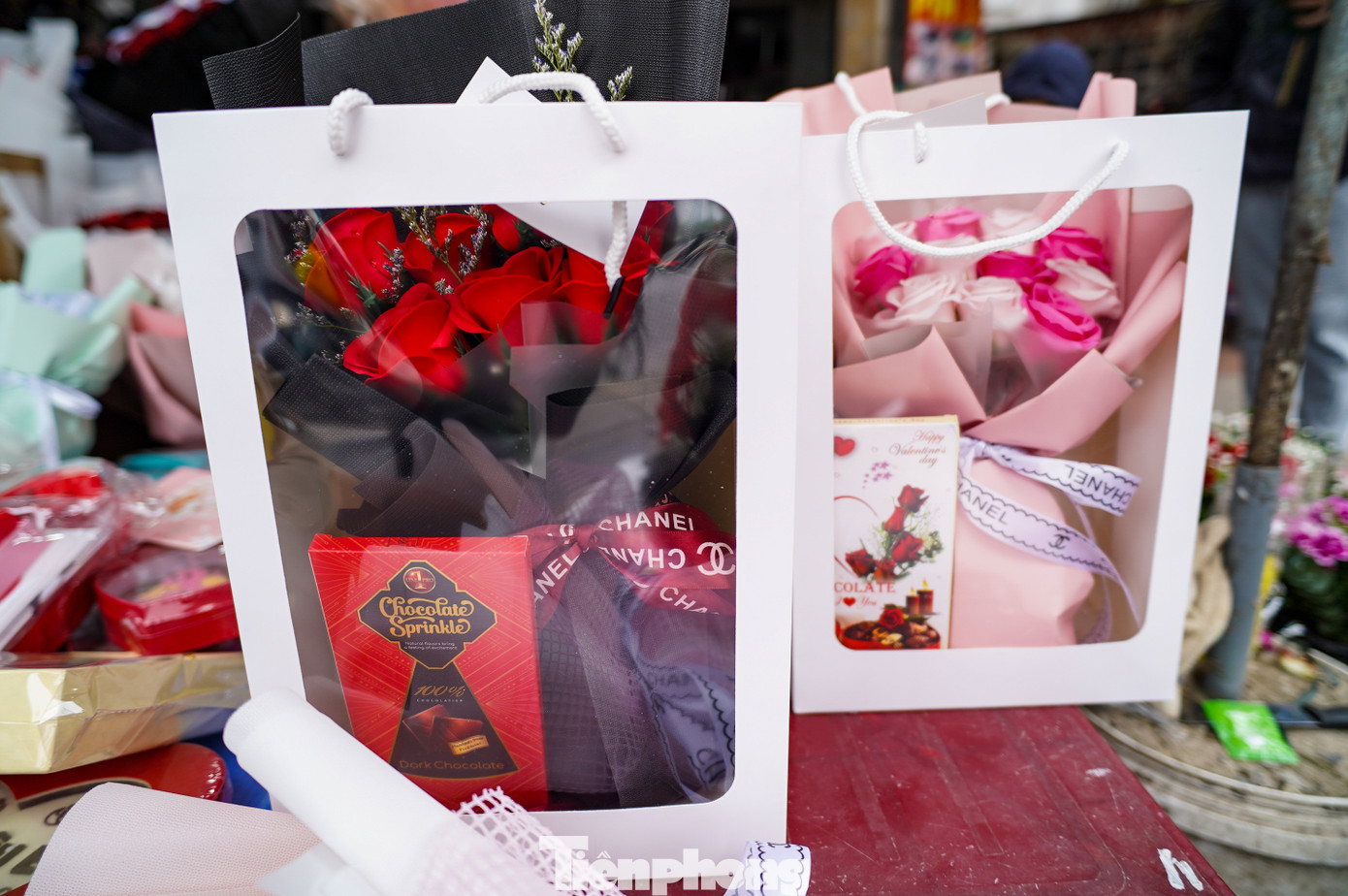 Những set quà gói sẵn đầy đủ hoa, gấu bông, socola, thiệp được các cửa hàng tung ra để phục vụ khách hàng.